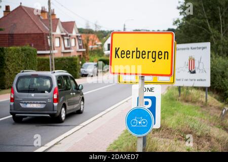 Abbildung zeigt den Namen der Gemeinde Keerbergen auf einem Straßenschild, Dienstag, 28. August 2018. BELGA FOTO JASPER JACOBS Stockfoto