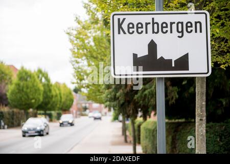 Abbildung zeigt den Namen der Gemeinde Keerbergen auf einem Straßenschild, Dienstag, 28. August 2018. BELGA FOTO JASPER JACOBS Stockfoto