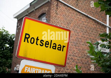 Abbildung zeigt den Namen der Gemeinde Rotselaar auf einem Straßenschild, Dienstag, 28. August 2018. BELGA FOTO JASPER JACOBS Stockfoto