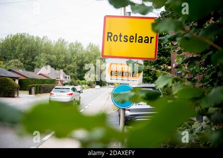 Abbildung zeigt den Namen der Gemeinde Rotselaar auf einem Straßenschild, Dienstag, 28. August 2018. BELGA FOTO JASPER JACOBS Stockfoto