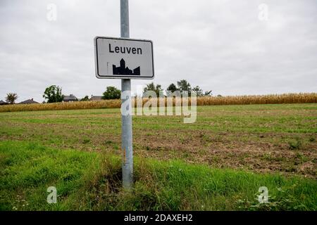 Abbildung zeigt den Namen der Gemeinde Leuven auf einem Verkehrsschild, Dienstag, 28. August 2018. BELGA FOTO JASPER JACOBS Stockfoto