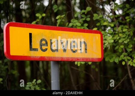 Abbildung zeigt den Namen der Gemeinde Leuven auf einem Verkehrsschild, Dienstag, 28. August 2018. BELGA FOTO JASPER JACOBS Stockfoto