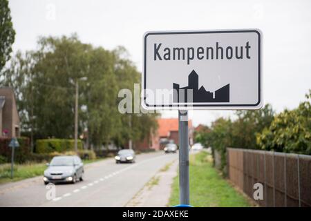 Abbildung zeigt den Namen der Gemeinde Kampenhout auf einem Straßenschild, Dienstag, 28. August 2018. BELGA FOTO JASPER JACOBS Stockfoto