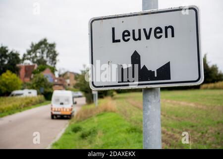 Abbildung zeigt den Namen der Gemeinde Leuven auf einem Verkehrsschild, Dienstag, 28. August 2018. BELGA FOTO JASPER JACOBS Stockfoto