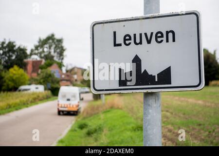 Abbildung zeigt den Namen der Gemeinde Leuven auf einem Verkehrsschild, Dienstag, 28. August 2018. BELGA FOTO JASPER JACOBS Stockfoto