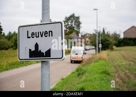 Abbildung zeigt den Namen der Gemeinde Leuven auf einem Verkehrsschild, Dienstag, 28. August 2018. BELGA FOTO JASPER JACOBS Stockfoto