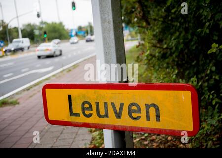 Abbildung zeigt den Namen der Gemeinde Leuven auf einem Verkehrsschild, Dienstag, 28. August 2018. BELGA FOTO JASPER JACOBS Stockfoto