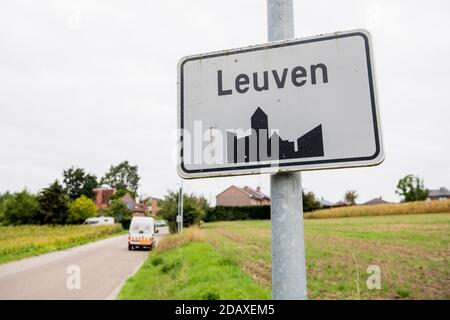 Abbildung zeigt den Namen der Gemeinde Leuven auf einem Verkehrsschild, Dienstag, 28. August 2018. BELGA FOTO JASPER JACOBS Stockfoto