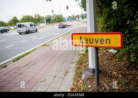 Abbildung zeigt den Namen der Gemeinde Leuven auf einem Verkehrsschild, Dienstag, 28. August 2018. BELGA FOTO JASPER JACOBS Stockfoto