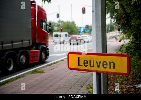 Abbildung zeigt den Namen der Gemeinde Leuven auf einem Verkehrsschild, Dienstag, 28. August 2018. BELGA FOTO JASPER JACOBS Stockfoto