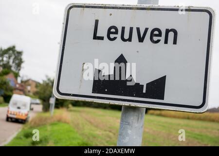 Abbildung zeigt den Namen der Gemeinde Leuven auf einem Verkehrsschild, Dienstag, 28. August 2018. BELGA FOTO JASPER JACOBS Stockfoto