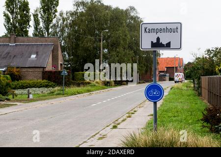 Abbildung zeigt den Namen der Gemeinde Kampenhout auf einem Straßenschild, Dienstag, 28. August 2018. BELGA FOTO JASPER JACOBS Stockfoto