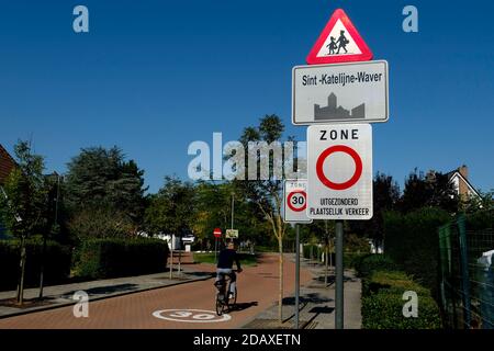 Abbildung zeigt den Namen der Gemeinde Sint-Katelijne-Waver auf einem Straßenschild, Freitag, 14. September 2018. BELGA FOTO DIRK WAEM Stockfoto