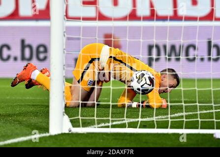 Englands Torhüter Jordan Pickford scheitert beim Spiel der UEFA Nations League A, Gruppe 2 im King Power Stadion in Den Dreefts, Leuven, Belgien, an einem Freistoß der belgischen Dries Mertens (nicht abgebildet). Stockfoto