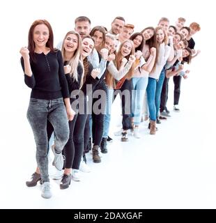 Selbstbewusste junge Frau, die vor einer Säule junger Menschen steht Stockfoto