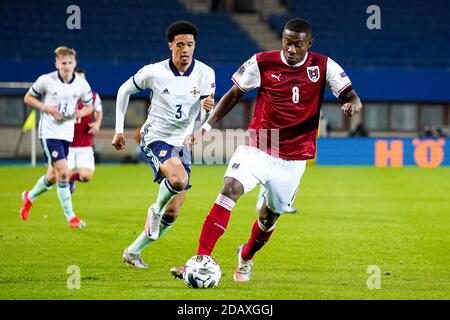 Der nordirische Jamal Lewis (links) und der österreichische David Alaba kämpfen während des UEFA Nations League-Spiels Gruppe 1, Liga B im Ernst Happel Stadion, Wien, Österreich, um den Ball. Stockfoto