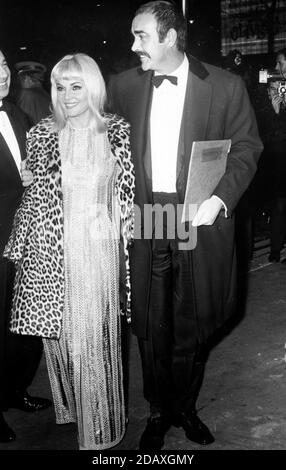 12. Dez 1968 - London, England, U.K. - Ehemann und Ehefrau die Schauspieler SEAN CONNERY, Right, und DIANE CILENTO kommen zur Premiere von Connerys neuem Film 'Shalako' im Leicester Square Theater in London. (Bild: © Keystone Press Agency/Keystone USA via ZUMAPRESS.com) Stockfoto