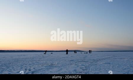 Menschen Eisfischen auf dem gefrorenen Wolga Fluss in der Republik Tatarstan, Russische Föderation. Stockfoto