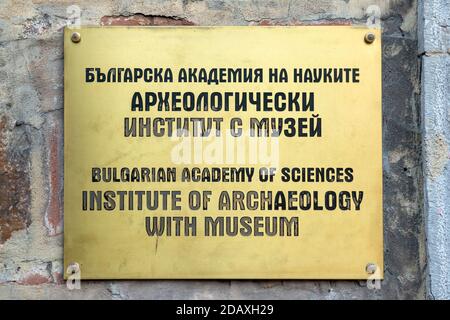 Bulgarische Akademie der Wissenschaften und Institut für Archäologie Museum Emailtafel Schild in Sofia Bulgarien, Osteuropa, Balkan, EU Stockfoto