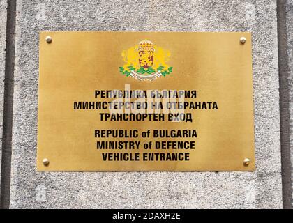 Emaille Plakette Zeichen für die Republik Bulgarien Ministerium für Verteidigung oder Verteidigung Fahrzeug Eingang in Sofia Bulgarien Stockfoto
