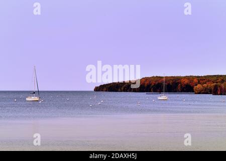 Fish Creek, Wisconsin, USA. Zwei Segelboote ankerten in der Bucht bei Fish Creek in Door County, Wisconsin. Stockfoto