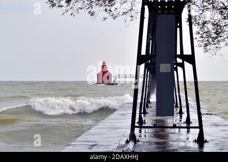 Sturgeon Bay, Wisconsin, USA. Der Sturgeon Bay Ship Canal North Pierhead Lighthouse erstreckte sich in Lake Michigan. Stockfoto