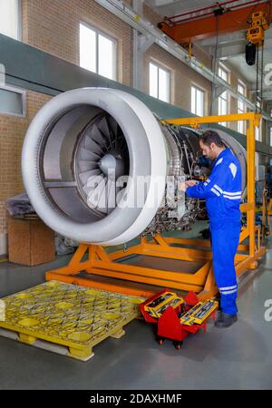 Triebwerksreparaturen in Aseman Airline am Flughafen Mehrabad / Teheran, Iran. Stockfoto