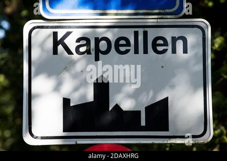 Abbildung zeigt den Namen der Gemeinde Kapellen auf einem Verkehrsschild, Donnerstag 20. September 2018. BELGA FOTO KRISTOF VAN ACCOM Stockfoto