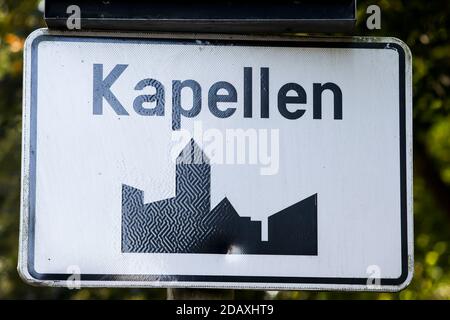 Abbildung zeigt den Namen der Gemeinde Kapellen auf einem Verkehrsschild, Donnerstag 20. September 2018. BELGA FOTO KRISTOF VAN ACCOM Stockfoto