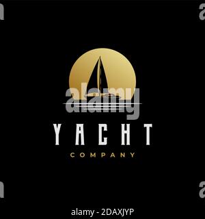 Golden Sunset mit Silhouette von Segelyacht Logo Design Stock Vektor