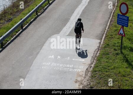 Abbildung Bild zeigt einen Radfahrer auf einem Schlepppfad entlang der Schelde, Montag, 06. April 2020, in Gavere. BELGA FOTO NICOLAS MAETERLINCK Stockfoto