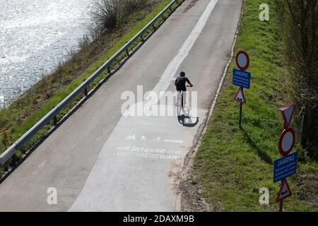 Abbildung Bild zeigt einen Radfahrer auf einem Schlepppfad entlang der Schelde, Montag, 06. April 2020, in Gavere. BELGA FOTO NICOLAS MAETERLINCK Stockfoto