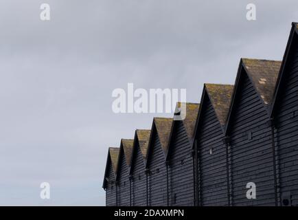 28. Oktober 2020 - Whitstable UK: Reihe von Fischerhütten mit Kopieplatz Stockfoto