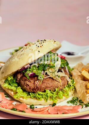 Japanischer Wagyu-Rindfleisch-Burger-Teller mit japanischen Pommes Frites und Grüns. Gohan Rise Mehl Brötchen gefüllt mit traditionellen Menchi, gebratenes rohes Hackfleisch Cov Stockfoto