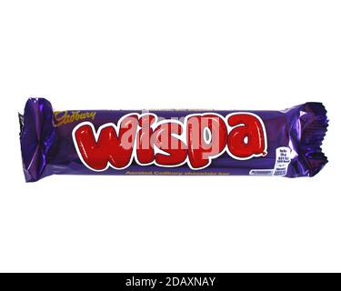 Ein Wispa cadbury's Schokoladenriegel in seiner Verpackung isoliert auf Ein weißer Hintergrund Stockfoto