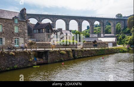 Dinan, Frankreich - 26. August 2019: Hafen von Dinan und Viadukt von Lanvallay über dem Fluss Rance in der französischen Bretagne Stockfoto