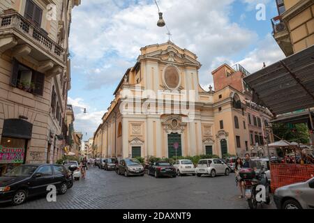 Rom, Italien, 23. Juni 2018: Blick auf Trastevere ist im 13. Bezirk von Rom auf dem westlichen Ufer des Tiber, südlich von Vatikanstadt. Verkehr c Stockfoto