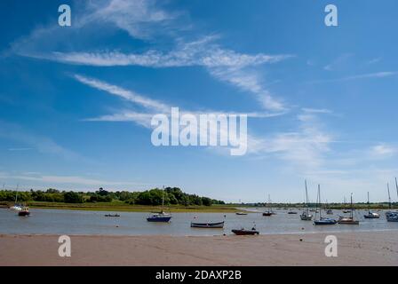 Boote, die auf dem Fluss Deben in Suffolk, Großbritannien, festgemacht sind Stockfoto