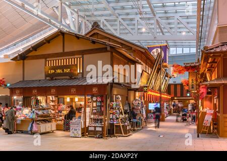 tokio, japan - november 22 2019: Edo Market Place Einkaufsbereich namens Edo-koji im 4. Stock des internationalen Terminals des Haneda Airport, dessen Holzbogen Stockfoto