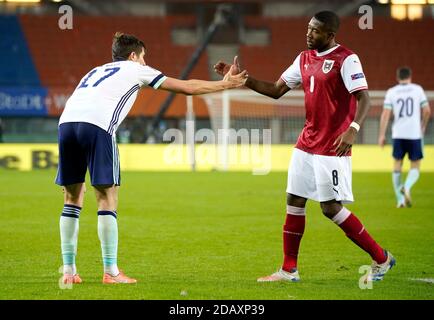 Der nordirische Paddy McNair (links) und der österreichische David Alaba geben sich nach dem Spiel der UEFA Nations League Gruppe 1, Liga B im Ernst Happel Stadion, Wien, die Hände. Stockfoto