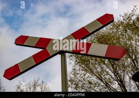 Niedriger Winkel Aufnahme eines Eisenbahnübergangs Warnschild Stockfoto