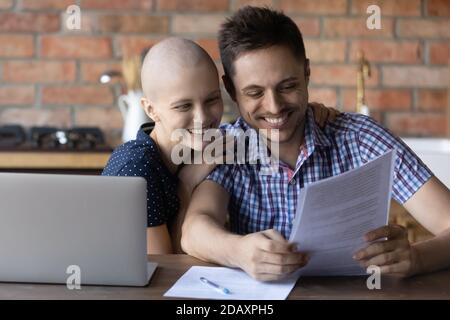 Erregter Ehemann und Ehefrau Krebspatient, der gute Testergebnisse erhielt Stockfoto