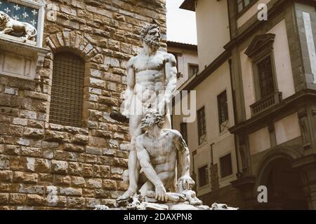 Florenz, Italien, 24. Juni 2018: Detailansicht von Marmor Skulptur Herkules und Cacus durch Bartolommeo Bandinelli vor dem Palazzo Vecchio (Alter Palast. Stockfoto