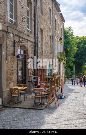 Dinan, Frankreich - 26. August 2019: Alte gepflasterte Straße mit mittelalterlichen Steinhäusern in der Altstadt von Dinan, französische Bretagne Stockfoto