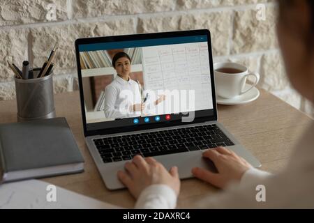 Junge Frau, die Fremdsprache fernab online lernt. Stockfoto