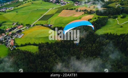 Paragliding durch die Wolken. Wunderschöne Landschaft. Extremsport. Blick von oben. Stockfoto