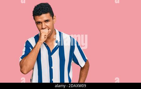 Junger arabischer Mann in lässiger Kleidung Gefühl unwohl und Husten als Symptom für Kälte oder Bronchitis. Health Care Konzept. Stockfoto