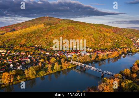 Tokaj, Ungarn - Luftpanorama der kleinen Stadt Tokaj mit goldenen Weinbergen auf den Hügeln der Weinregion an einem warmen sonnigen Herbstmorgen. Ri Stockfoto