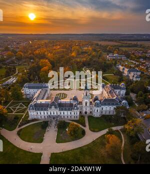 Keszthely, Ungarn - Luftpanorama von Keszthely mit dem berühmten Festetics Palast (Festetics Kastely) und einem goldenen Herbstuntergang Stockfoto