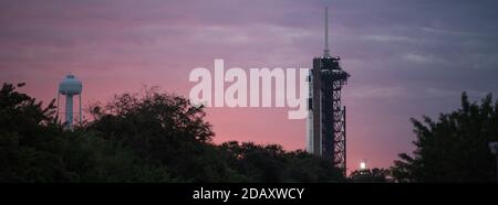 Cape Canaveral, Vereinigte Staaten von Amerika. November 2020, 15. Sonnenaufgang bricht über der SpaceX Falcon 9 Rakete mit der Crew Dragon Raumsonde an Bord auf Launch Complex 39A im Kennedy Space Center 15. November 2020 in Cape Canaveral, Florida. Die NASA SpaceX Crew-1 Mission wurde aufgrund des Wetters verzögert und wird voraussichtlich heute mit der ersten Crew-Rotation Mission der Raumsonde SpaceX Crew Dragon zur Internationalen Raumstation starten. Quelle: Joel Kowsky/NASA/Alamy Live News Stockfoto